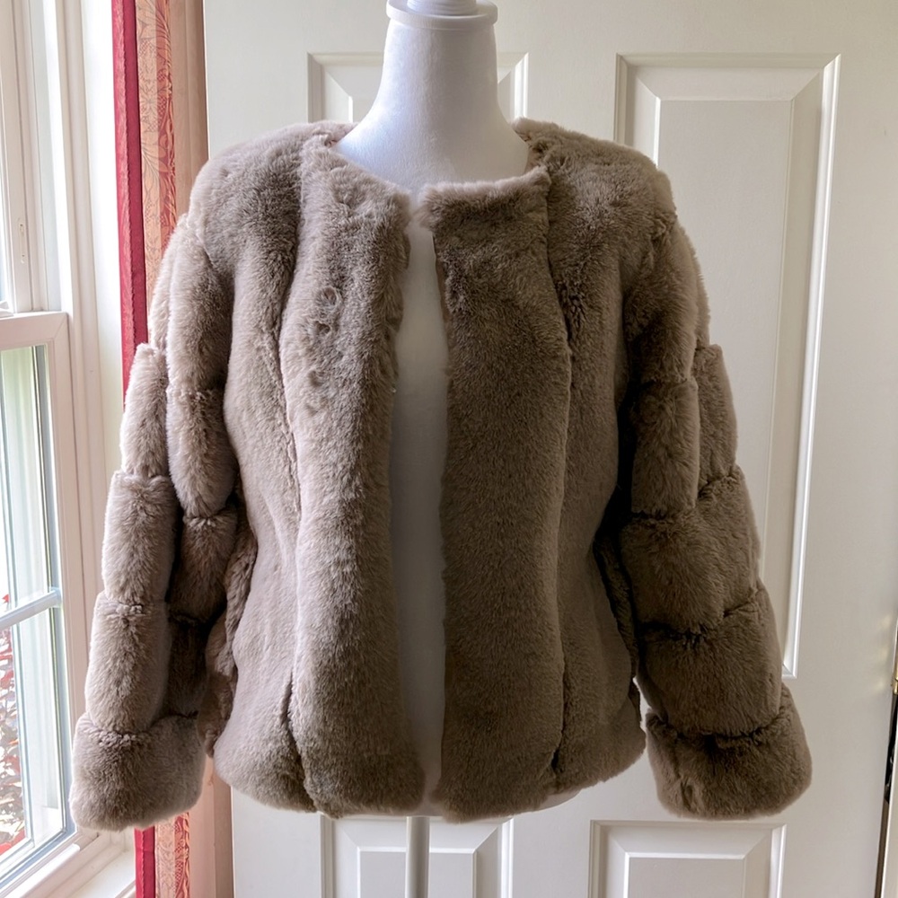 QIYE  Faux Fur Long Sleeve Jacket Lined Beige Size S